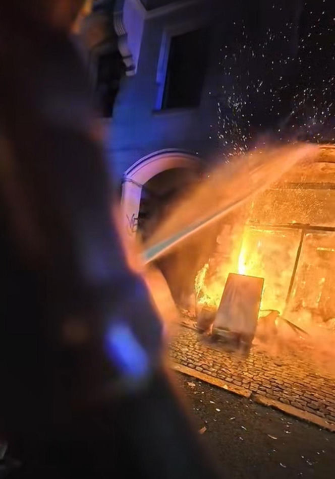 Pożar przy ul. Warszawskiej w Toruniu. Strażacy pokazali film z akcji. Wszystko widać!