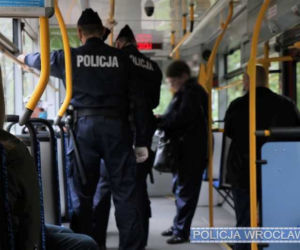 Co grozi za brak maseczki w autobusie? Możesz dostać mandat! Sprawdź, ile zapłacisz