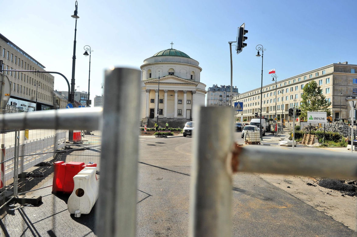 Wrócił ruch na obie jezdnie Placu Trzech Krzyży. Inwestycja mocno opóźniona