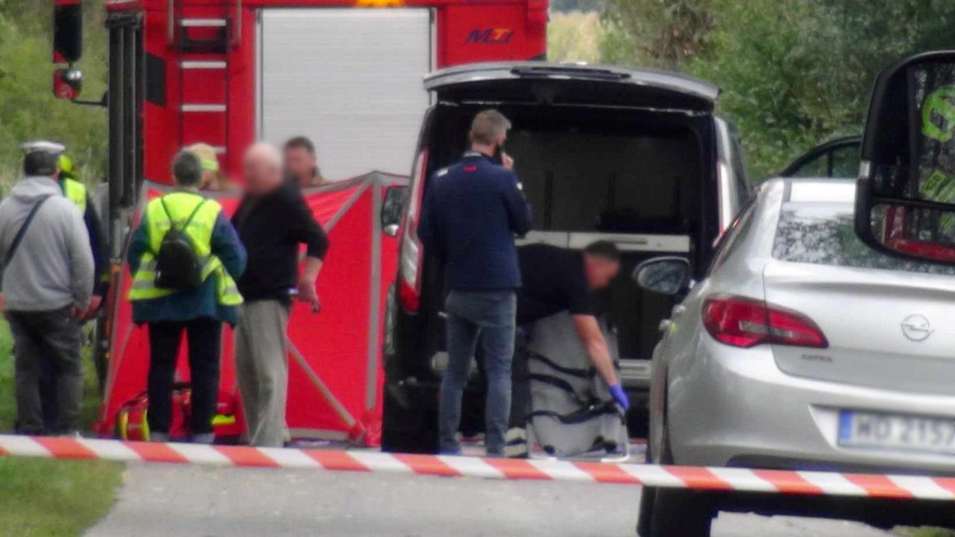 Auto pełne młodych ludzie roztrzaskane na drzewie. 21-letnia pasażerka nie żyje