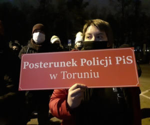 Strajk kobiet w Toruniu. Protest pod komendą policji. Tchórze, tchórze! 