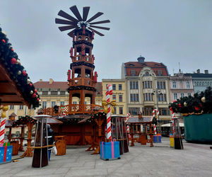 Choinka stoi. Most Staromiejski się stroi. Bydgoszcz rozbłyśnie już 21 listopada 2025. Rusza Bydgoski Jarmark Świąteczny