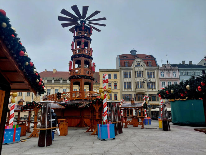 Choinka stoi. Most Staromiejski się stroi. Bydgoszcz rozbłyśnie już 21 listopada 2025. Rusza Bydgoski Jarmark Świąteczny