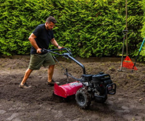 Nowoczesna glebogryzarka ułatwia pracę w ogrodzie na wiosnę