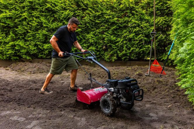 Nowoczesna glebogryzarka ułatwia pracę w ogrodzie na wiosnę