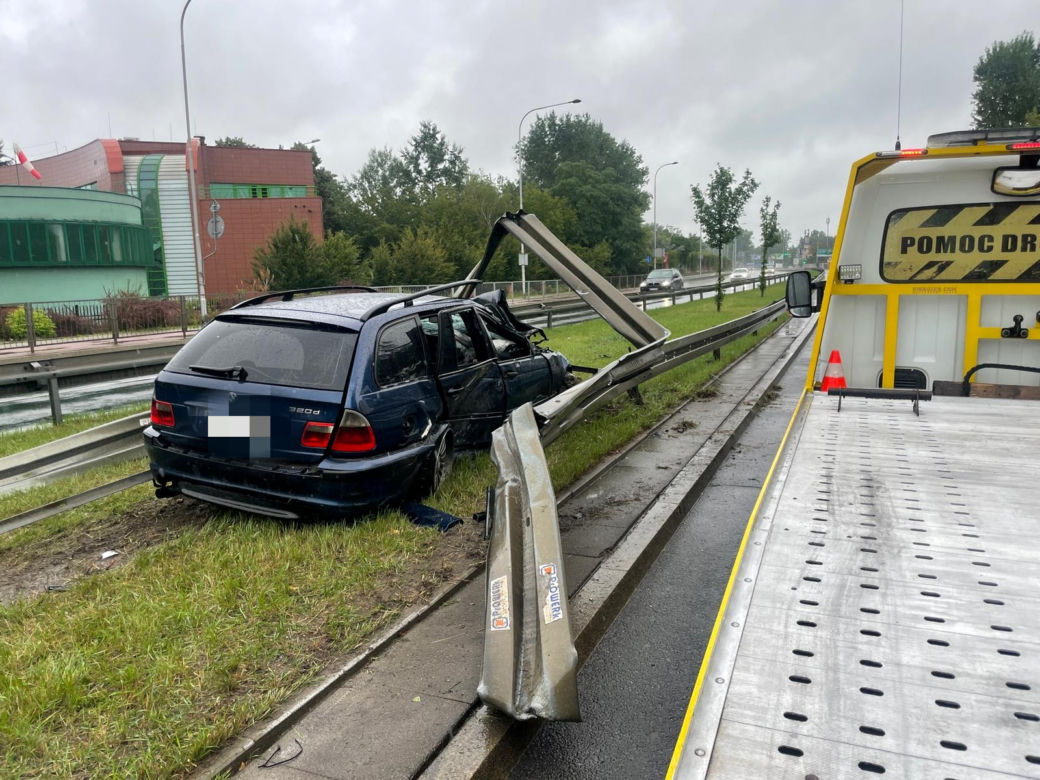 Trójka rannych po wypadku na Wale Miedzeszyńskim. „Popisywał się, próbował driftować”