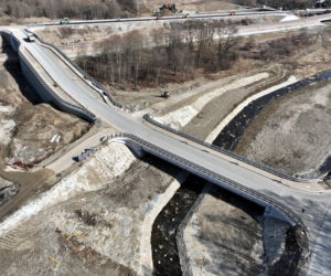 Wykonawcy pracują przy budowie dróg, które powstają przy okazji modernizacji linii kolejowej