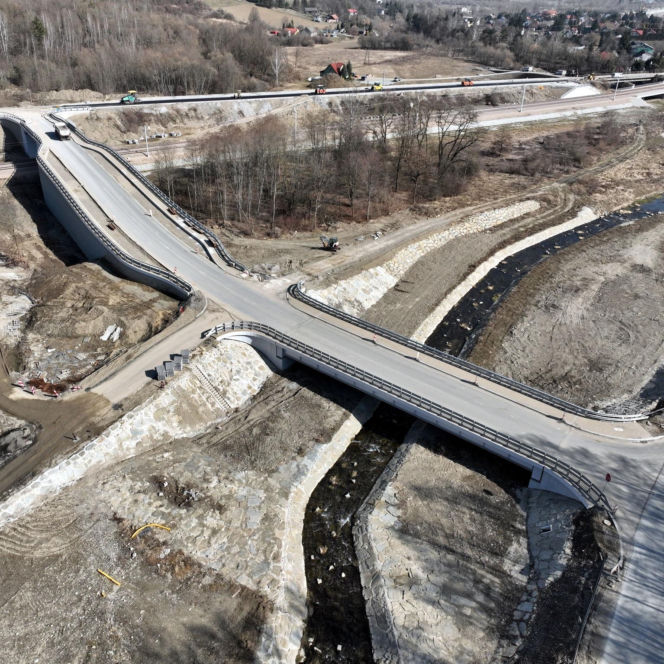 Wykonawcy pracują przy budowie dróg, które powstają przy okazji modernizacji linii kolejowej