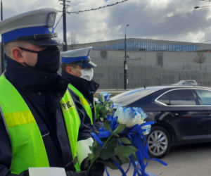 Kobiety dostawały róże zamiast mandatów