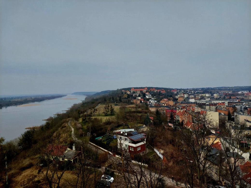 Kierunek: Grudziądz. Kuszą tężnia w szklanej piramidzie i unikatowe spichrze nad Wisłą. Z jednej strony są jak kamieniczki, z drugiej jak mury obronne