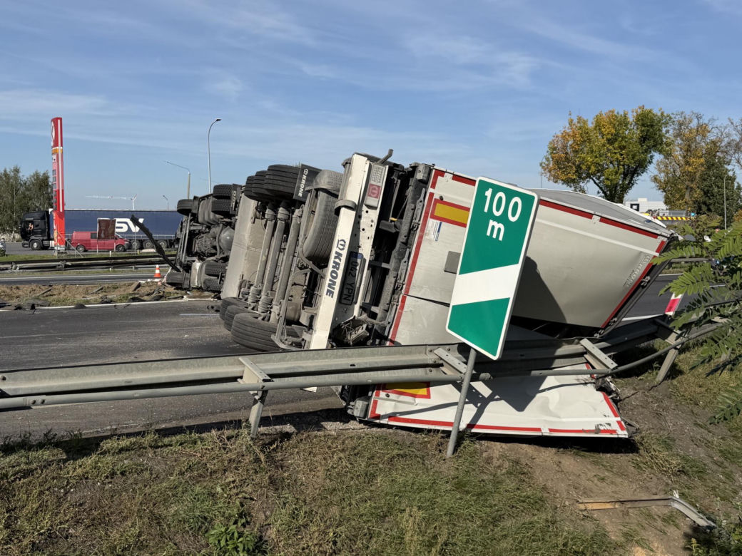 Ciężarówka przewróciła się na S8