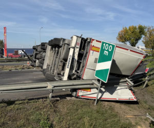 Ciężarówka przewróciła się na S8