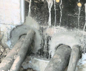 Nieszczelne przejście rury przez ścianę fundamentową