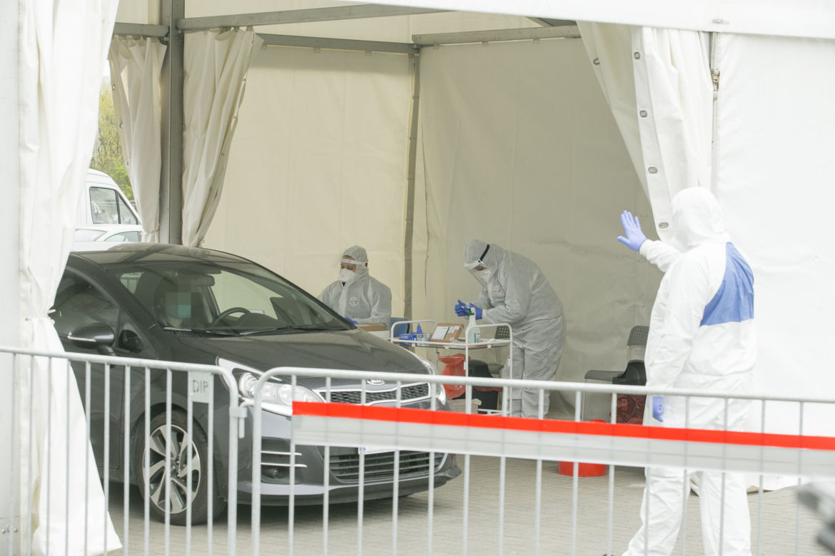 Mobilny punkt testów na koronawirusa.