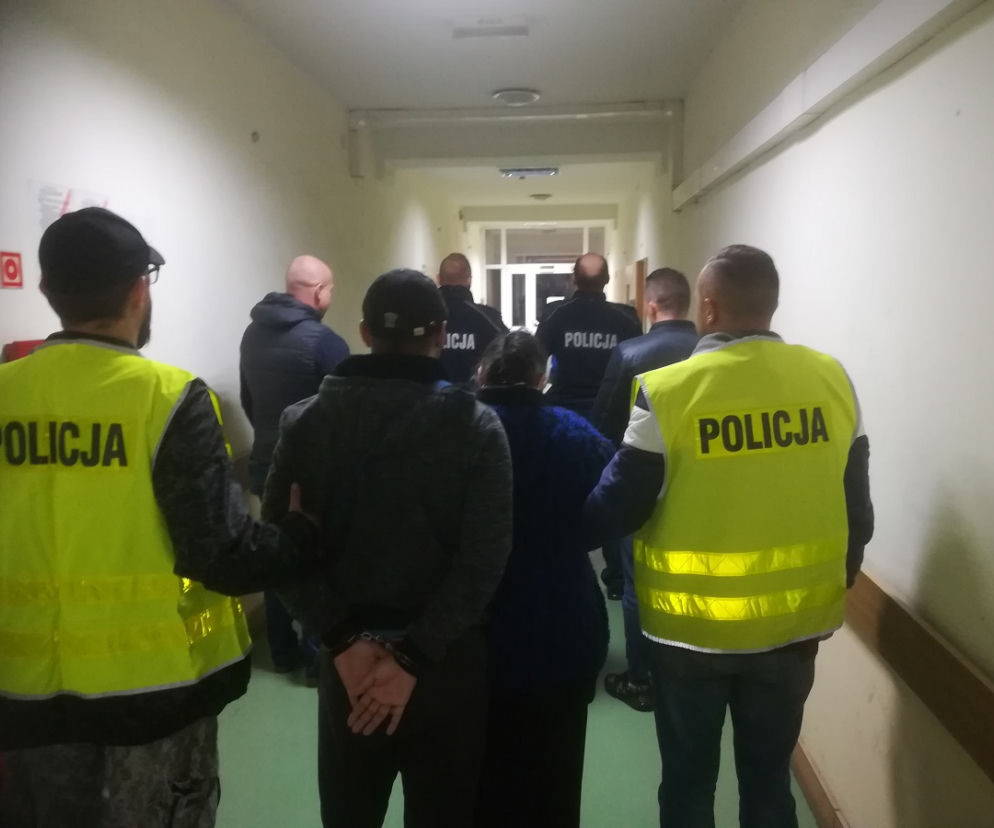 WRÓŻYŁA mu z ręki. Postanowiła zaczarować jego portfel...