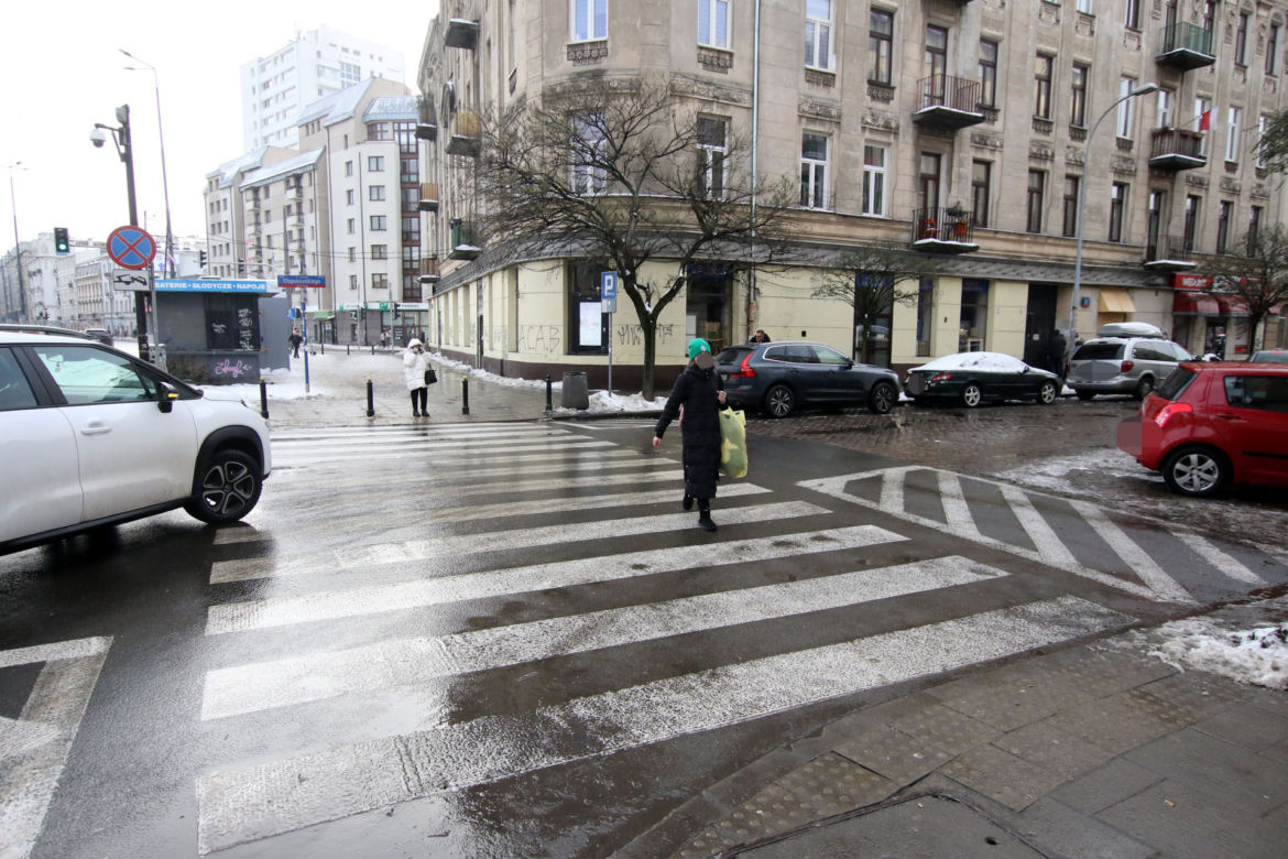 Tu zmarł 38-latek. Poślizgnął się na oblodzonym chodniku i uderzył głową o beton 
