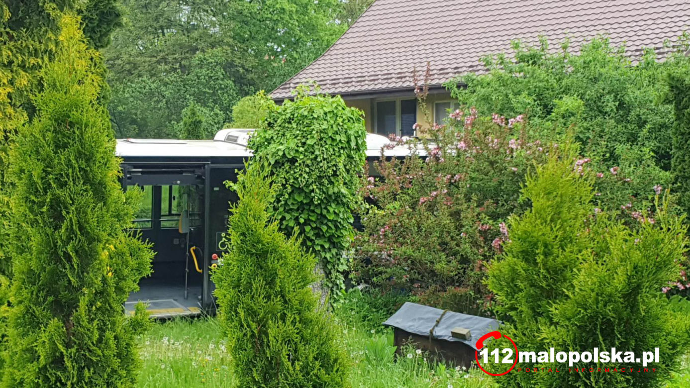 Autobus MPK wjechał na posesję pod Krakowem. Są ranni