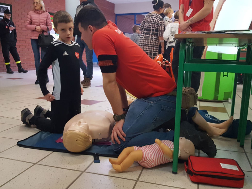 Grali dla WOŚP w szkole i przed nią. Festyn Rodzinny w Szkole Podstawowej nr 13 w Lesznie