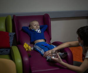 Tak żyją teraz dzieci na oddziale onkologicznym w Kijowie. Te zdjęcia łamią serca