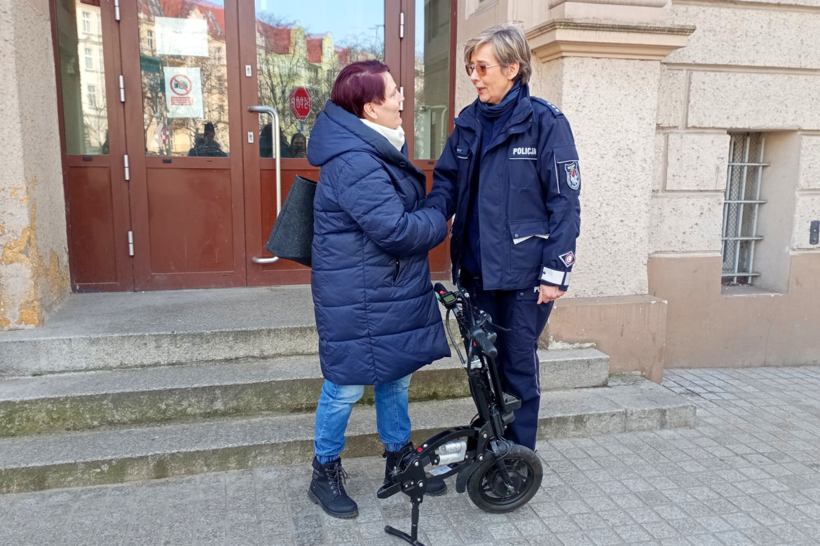 Mama Łukasza Berezaka odebrała skradzioną przystawkę do wózka
