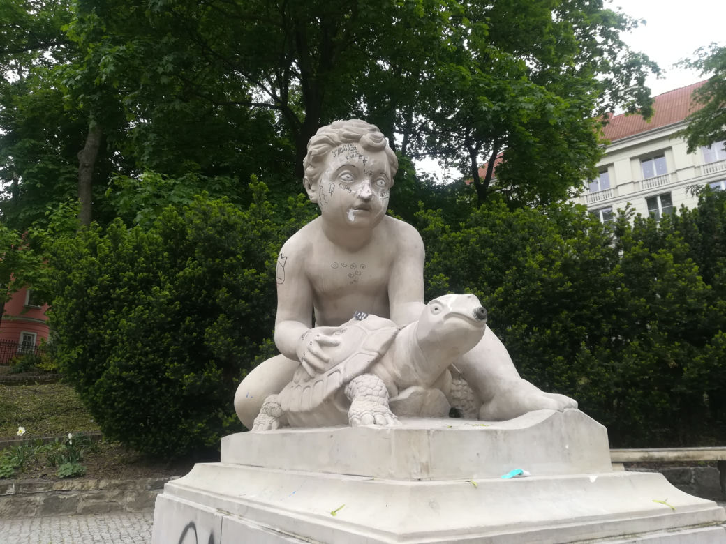 Nastolatka zniszczyła rzeźbę młotkiem