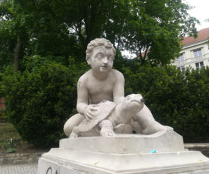 Nastolatka zniszczyła rzeźbę młotkiem