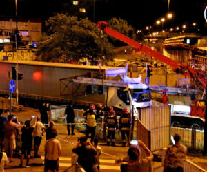 Warszawa. TIR uderzył w stalową belkę pod nowo budowany wiadukt