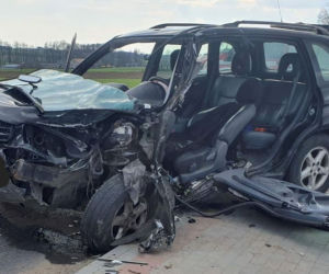 Czołówka pod Płockiem! Renault zupełnie zmiażdżone. Lądował śmigłowiec [ZDJĘCIA]