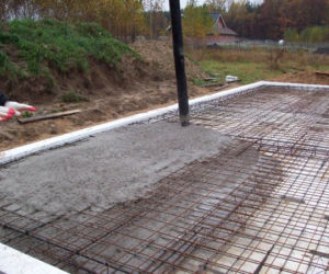 Układanie betonu na płycie fundamentowej