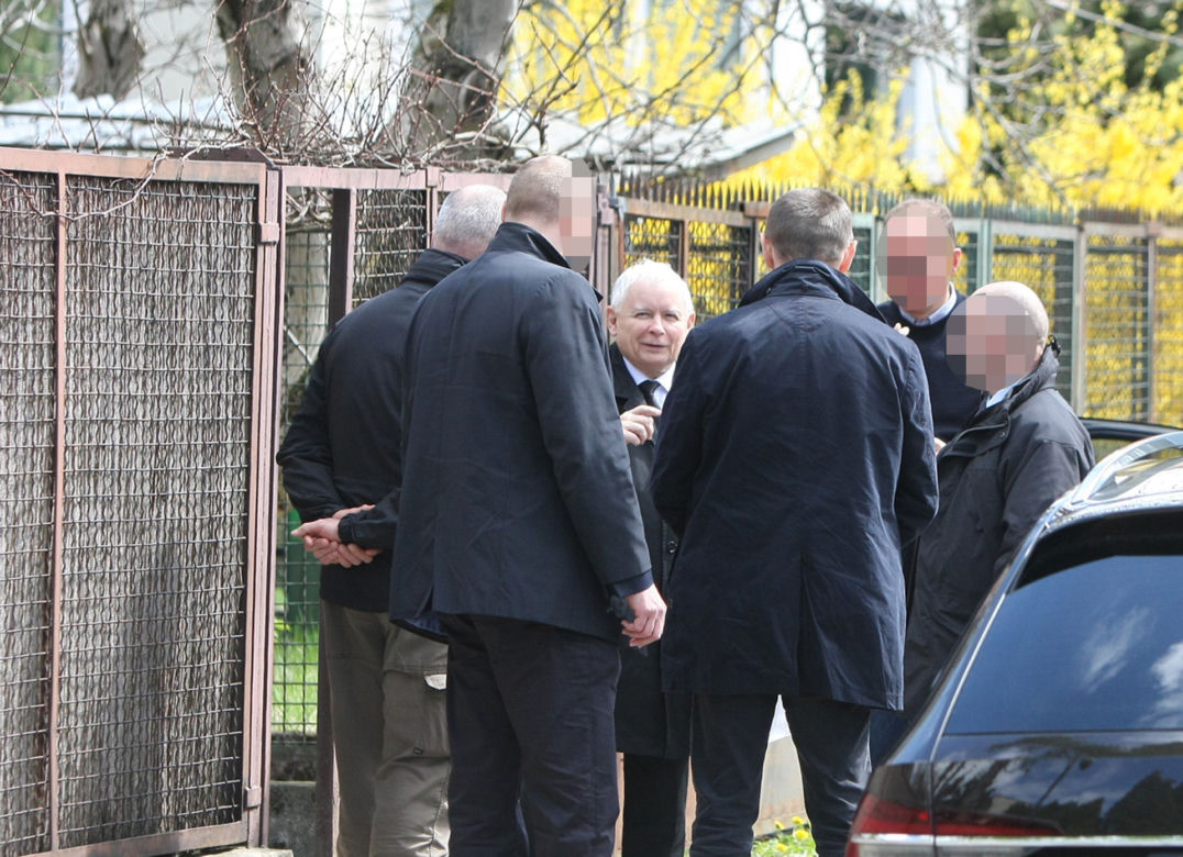 Kaczyński jak gwiazdor! Wpisał się w książkę nieznajomemu 