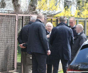 Kaczyński jak gwiazdor! Wpisał się w książkę nieznajomemu 