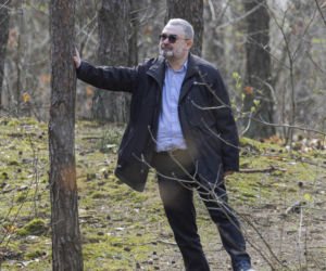 Karol Karski w lesie