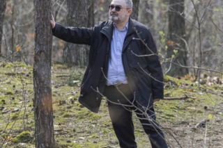 Karol Karski w lesie