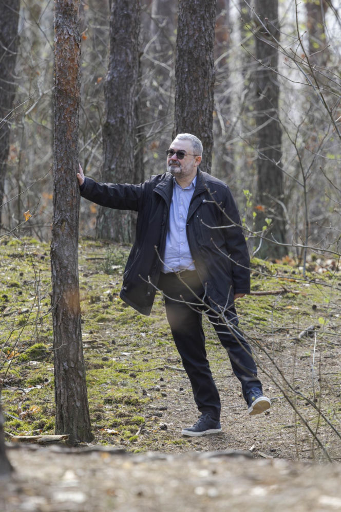 Karol Karski w lesie