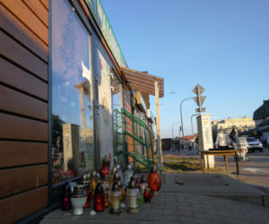 Napad w Ząbkach. Przed warzywniakiem, gdzie zginął sklepikarz gromadzą się mieszkańcy