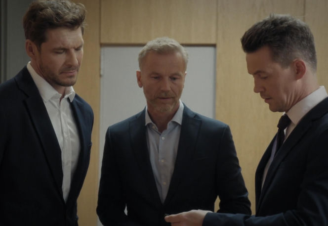 M jak miłość, odcinek 1913. Marcin (Mikołaj Roznerski), Jakub Karski (Krzysztof Kwiatkowski), Andrzej Budzyński (Krystian Wieczorek)