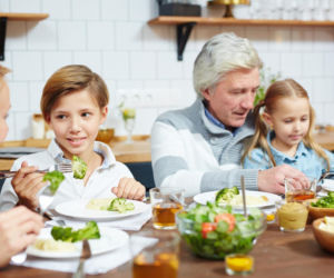Rodzinny obiad bez telefonu wspiera rozwój dziecka. Zobacz jak zamienić wspólny posiłek w przyjemny rytuał