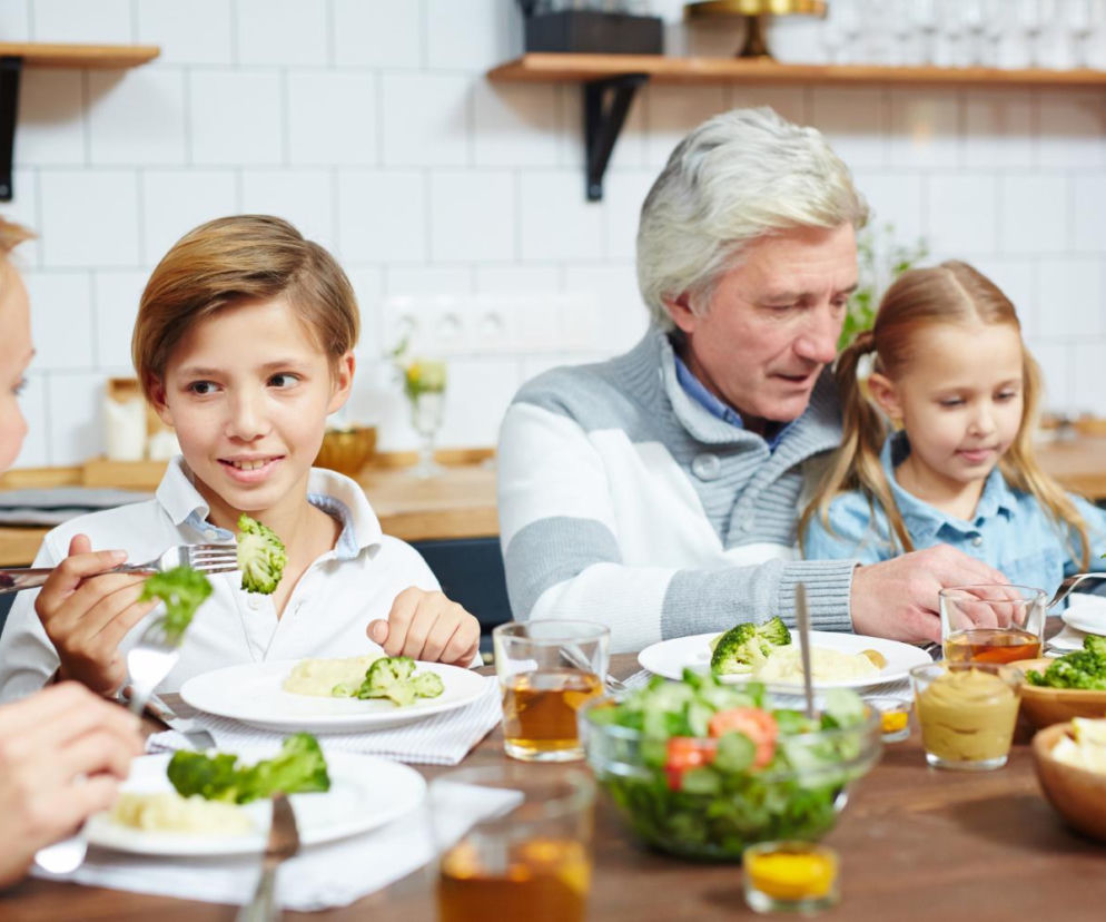 Rodzinny obiad bez telefonu wspiera rozwój dziecka. Zobacz jak zamienić wspólny posiłek w przyjemny rytuał