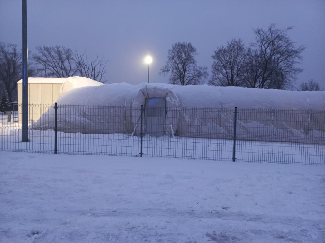 Pod ciężarem śniegu zapadło się zadaszenie lodowiska w Lesznie! Na miejscu pracują służby