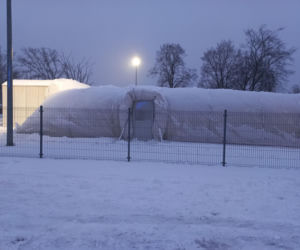 Pod ciężarem śniegu zapadło się zadaszenie lodowiska w Lesznie! Na miejscu pracują służby