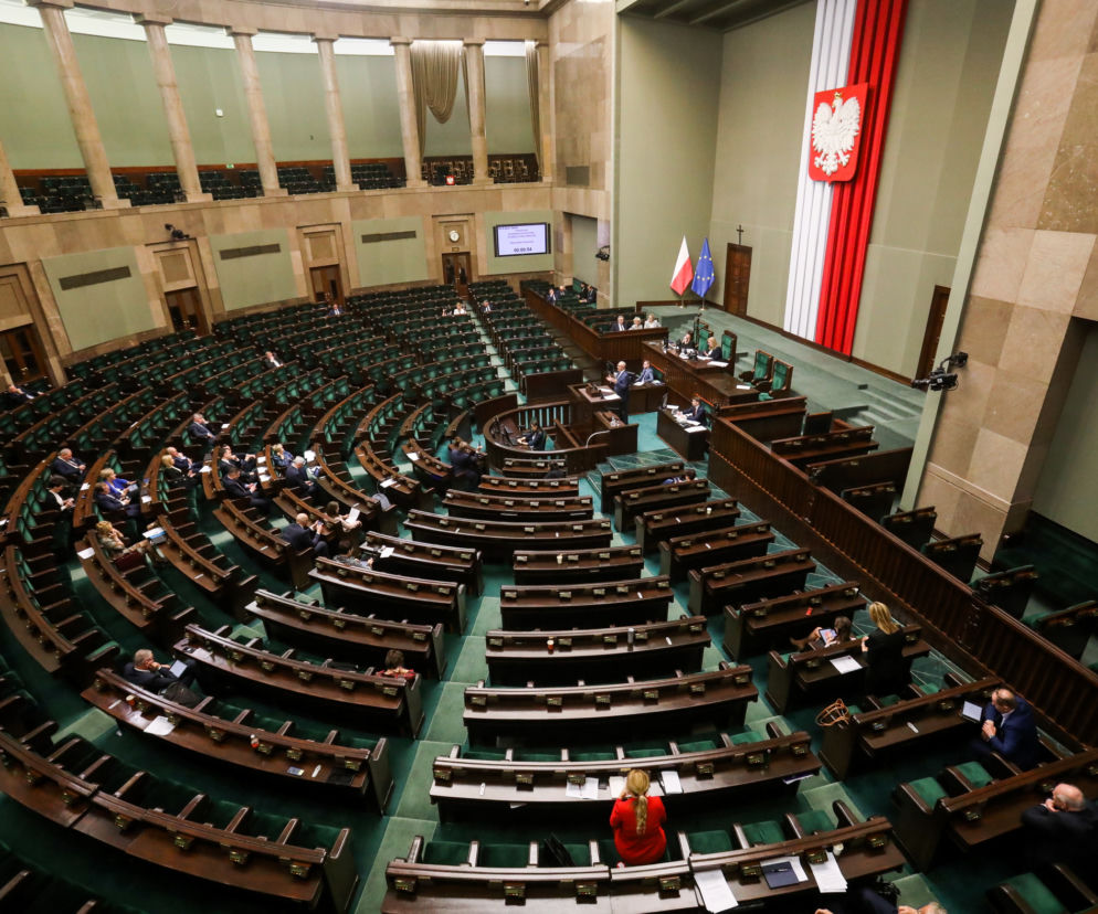 Posłowie zadrwili z emerytów, a Polacy żądają emerytury bez podatków