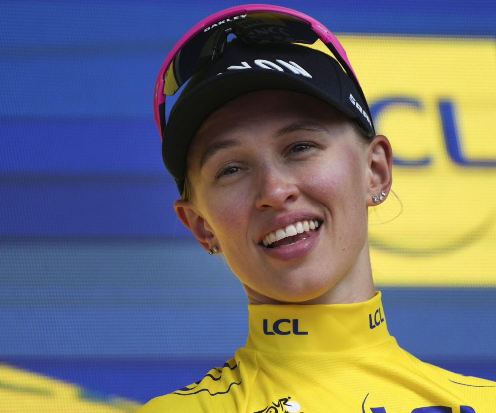 Uśmiechnięta kolarka Katarzyna Niewiadoma-Phinney w żółtej koszulce liderki. O sukcesie Polki czytaj w SE Supersport.