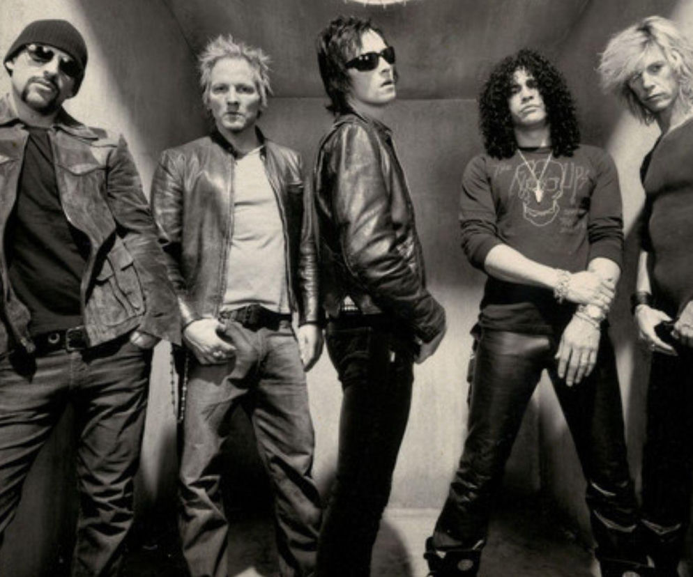 Muzycy zespołu Velvet Revolver na czarno-białym zdjęciu. O szansach na reaktywację grupy przeczytasz na EskaRock.