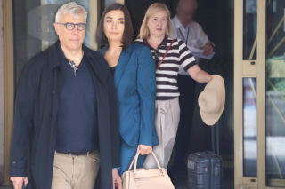 Wakacyjna moda w Sejmie. Posłanka z kapeluszem i... europoseł Tarczyński w krótkich spodenkach [ZDJĘCIA]