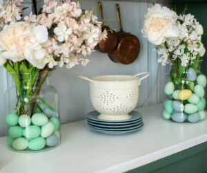 Prosty stroik wielkanocny. Hortensje w słoju pełnym jajek