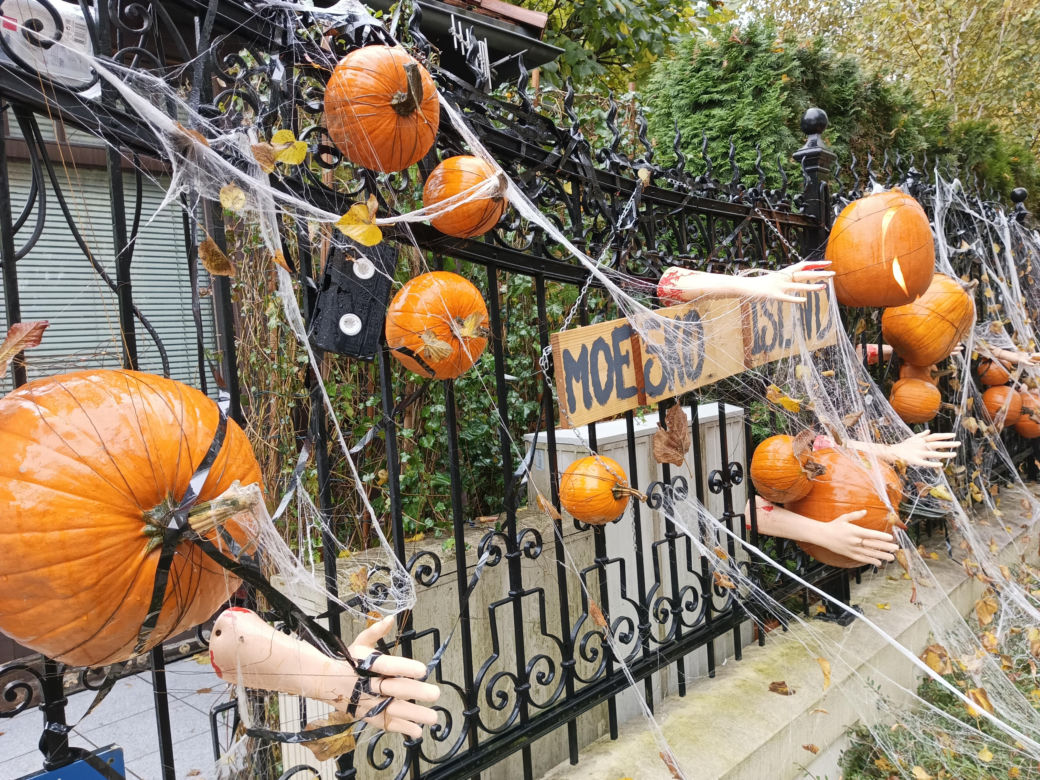 Willa na Jaśkowej Dolinie znów ozdobiona. Tym razem przechodniów zaskakują halloweenowe straszydła!
