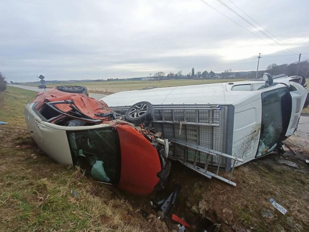 Bus zderzył się z osobówką na skrzyżowaniu w pow. krasnostawskim