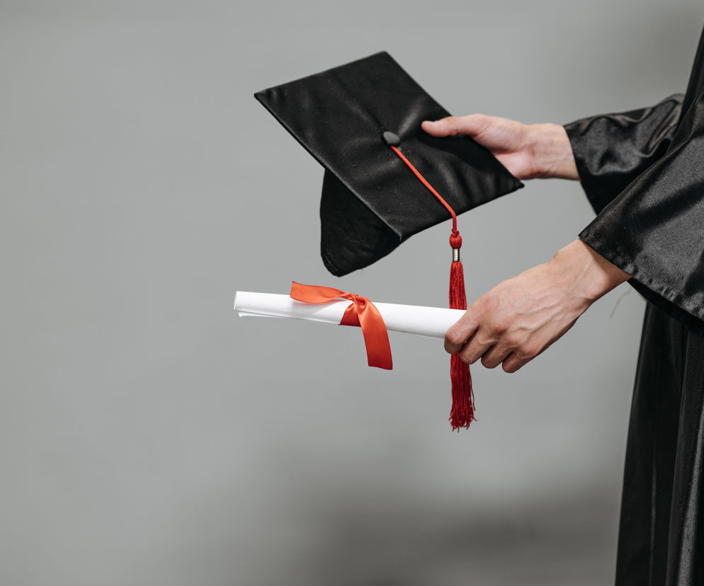 Absolwent dyplom studia student studenci absolwenci magister licencjat