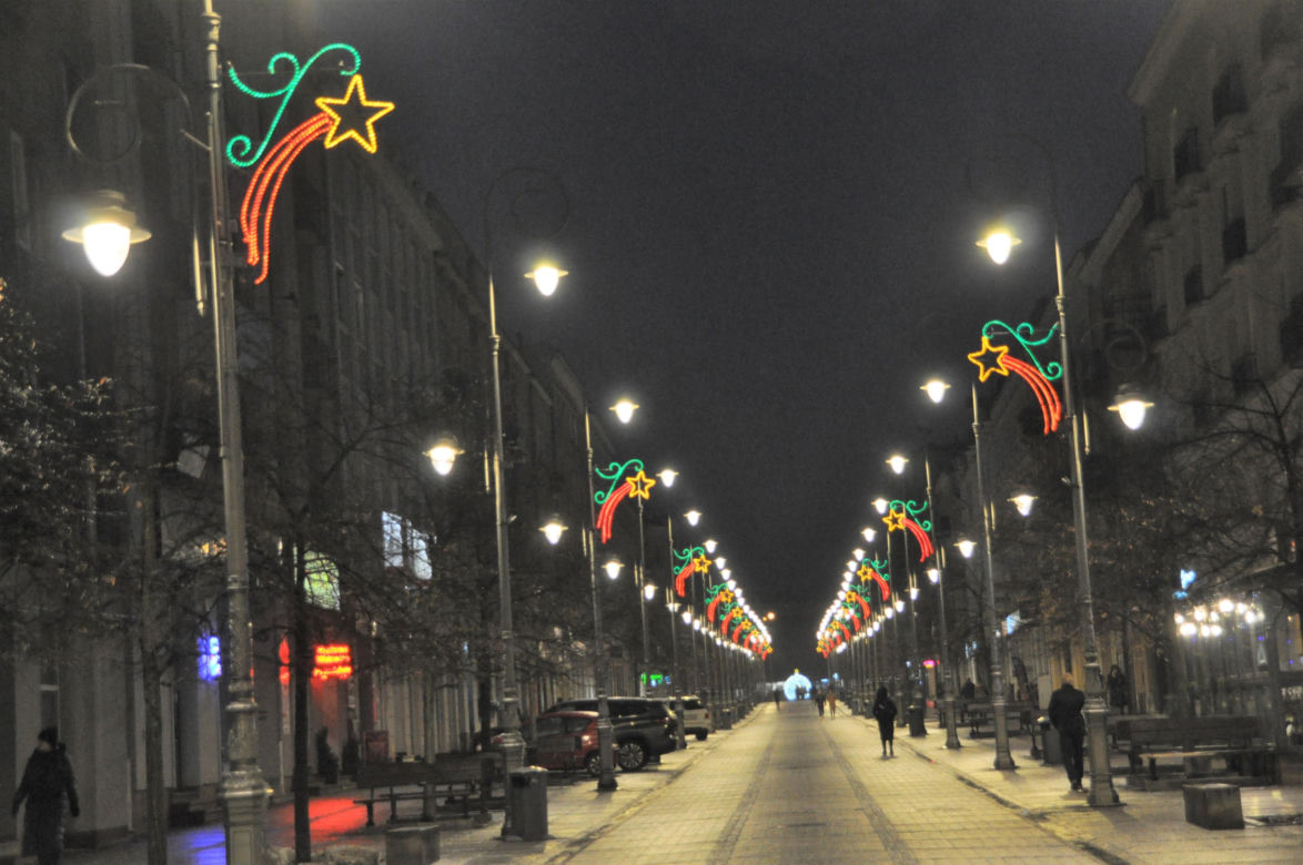 Świąteczne iluminacje na deptaku i Placu Artystów w Kielcach
