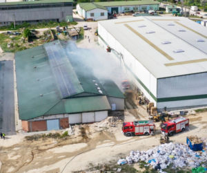 Pożar w Kliszowie. Płonęła hala produkcyjna herbat owocowych. Strażacy: Pachniało